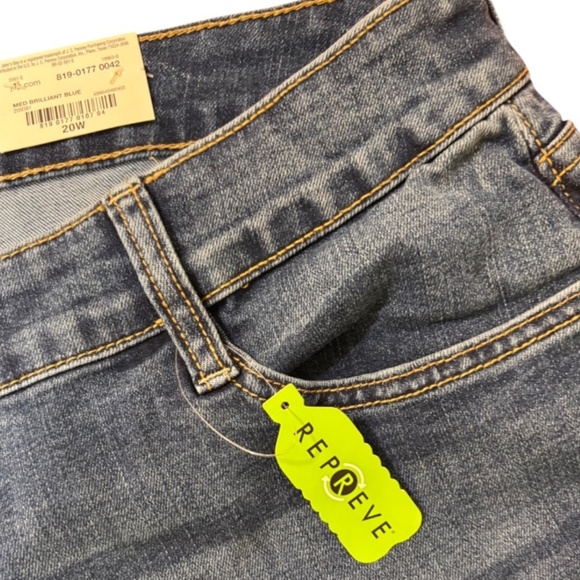 St. John’s Bay Plus Size Midrise Capri 5 Poxket Denim Stretch 20W NWT - Picture 2 of 4